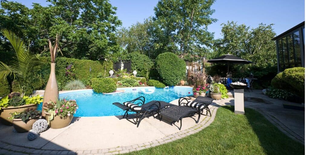 aménager le tour d'une piscine