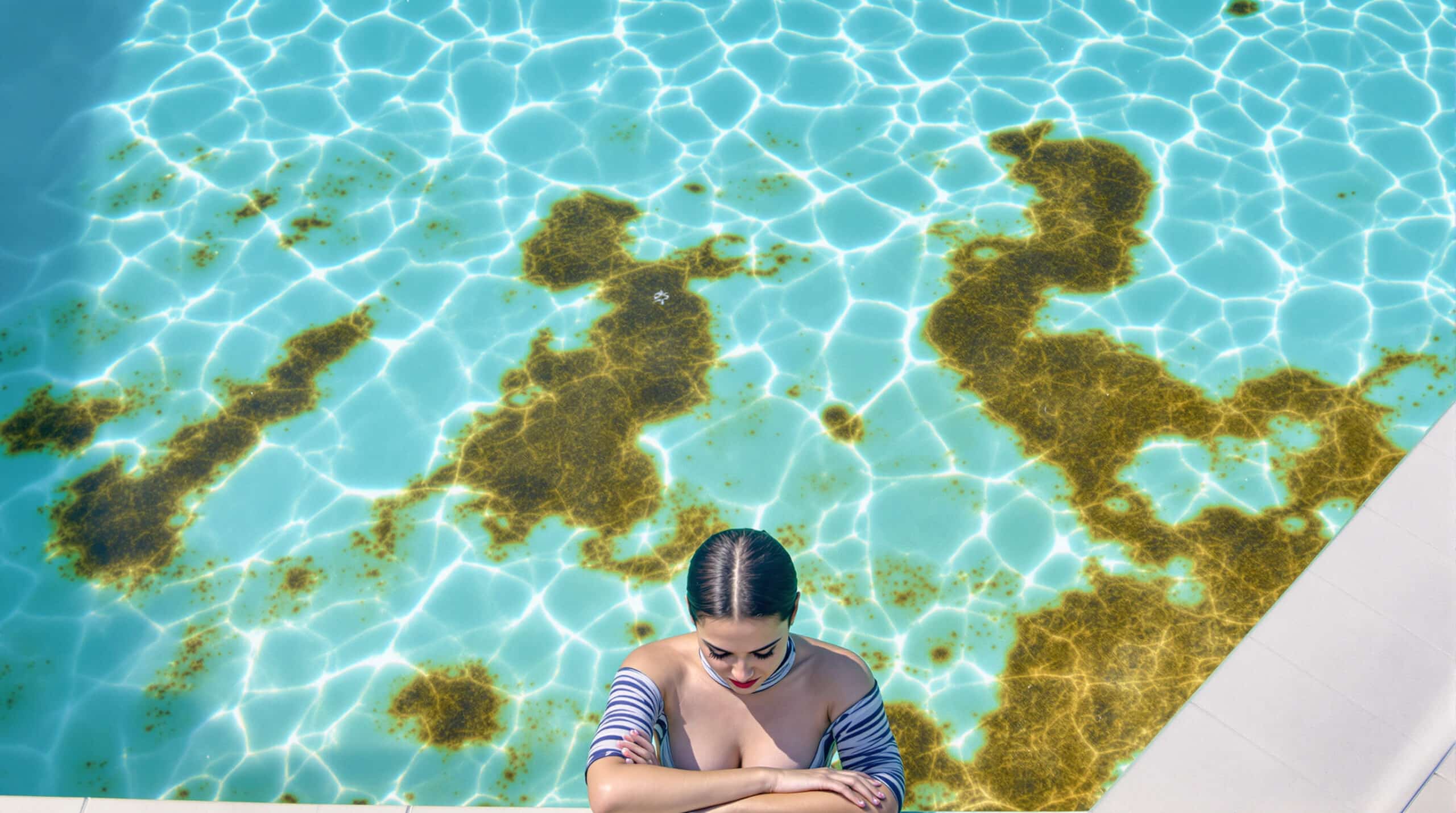 découvrez les causes des taches marron au fond de votre piscine et comment les éliminer efficacement pour garder une eau propre et claire toute la saison.