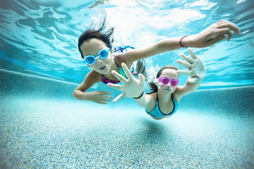 éliminer les algues dans une piscine