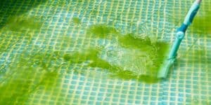 nettoyer une piscine vide sale